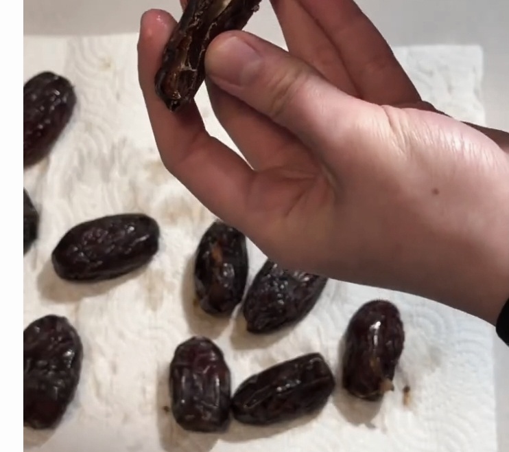 During periods of fasting, many people enjoy eating dates as a gentle and natural source of energy 14 Healthy recipes